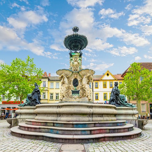 Brunnen_Schlossplatz_Erlangen.jpeg